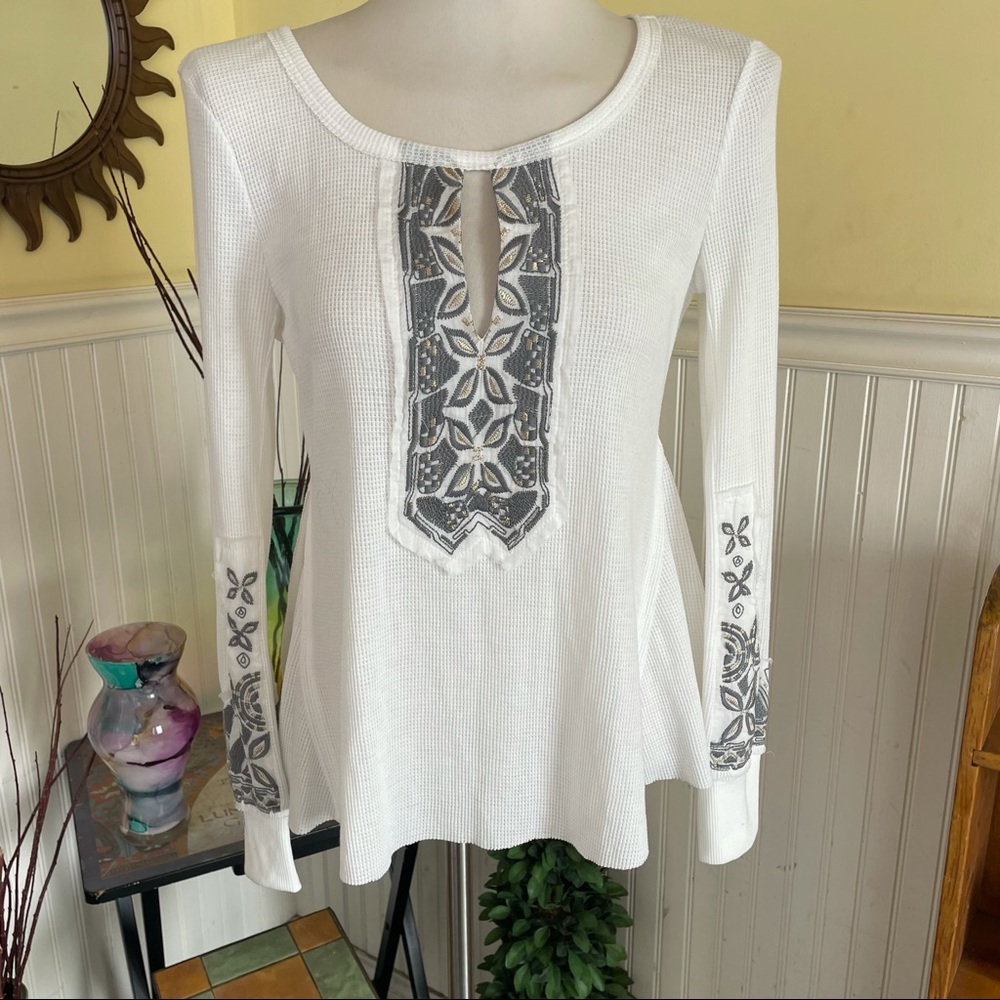 En Creme small white embroidered Henley
